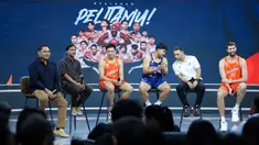 Pemain dan pelatih Pelita Jaya Jakarta saat mengikuti acara perkenalan skuad untuk mengarungi Indonesian Basketball League (IBL) 2026 di The Convergence Indonesia, Kuningan, Jakarta Selatan, Kamis (8/1/2026). Pelita Jaya Jakarta resmi meluncurkan tim untuk gelaran IBL 2026. (Bola.com/M Iqbal Ichsan)