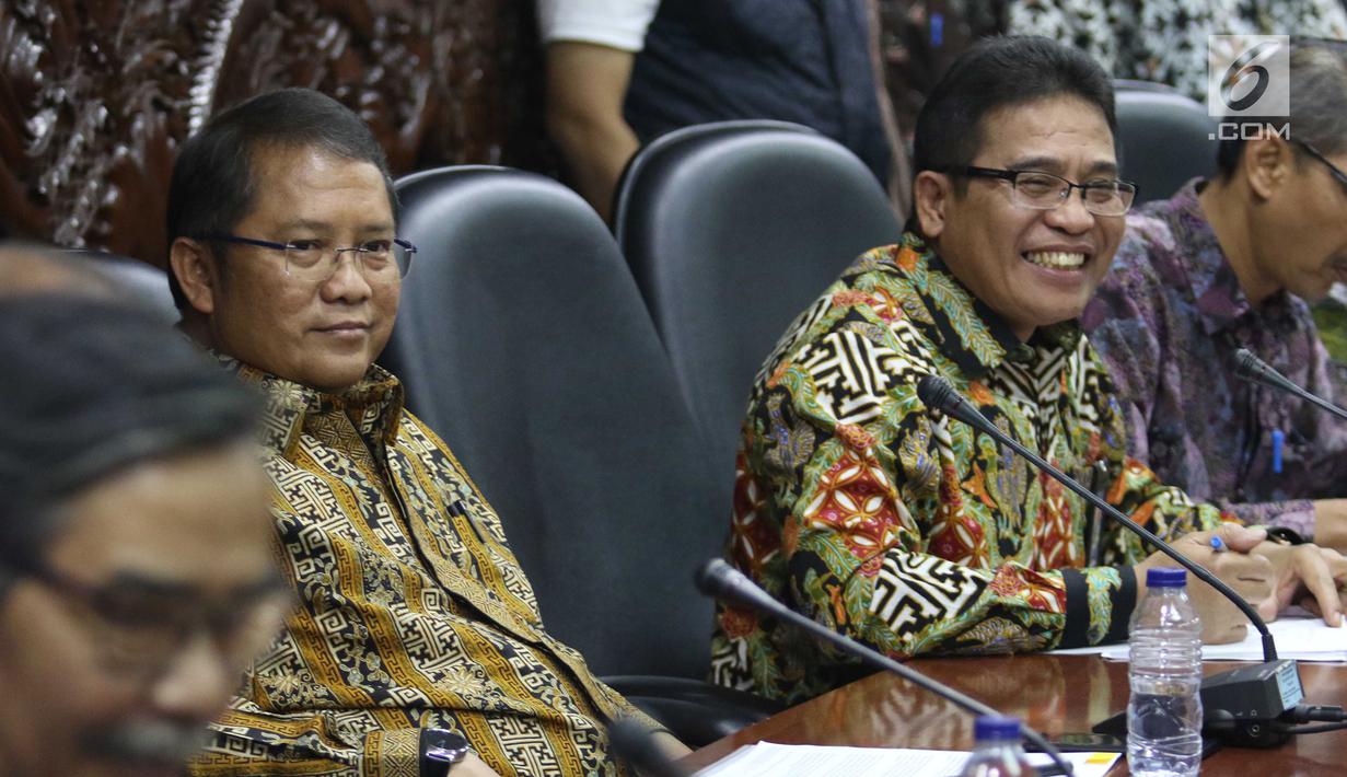 Menkominfo Rudiantara dan Dirut PT Telkom Indonesia (Persero) Tbk Alex Sinaga saat menyelenggarakan konferensi pers mengenai pemulihan layanan akibat terganggunya satelit Telkom 1, Jakarta, Selasa (12/9). (Liputan6.com/Angga Yuniar)