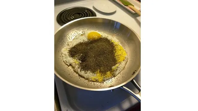 6 Momen Apes saat Mau Makan Telur Ini Bikin Elus Dada