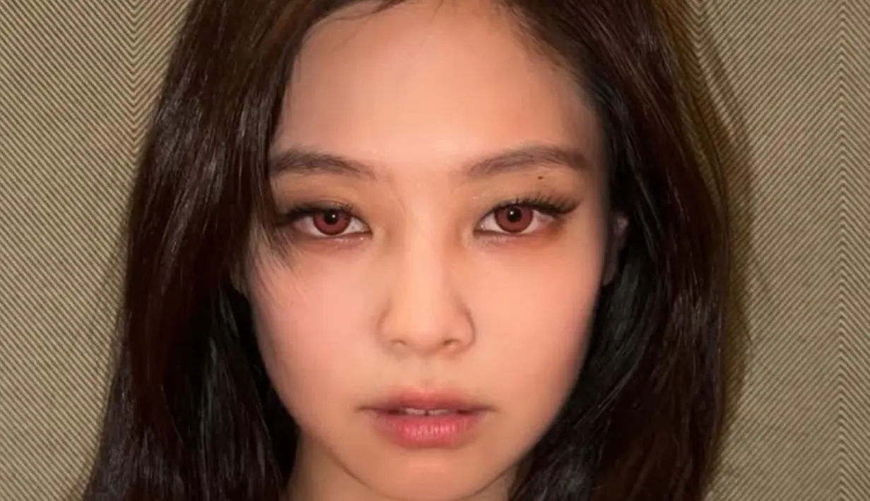 Tak hanya gigi bertaring, Jennie juga tampil dengan lensa kontak warna coklat yang membuatnya semakin terlihat seperti dracula. [@jennierubyjane]