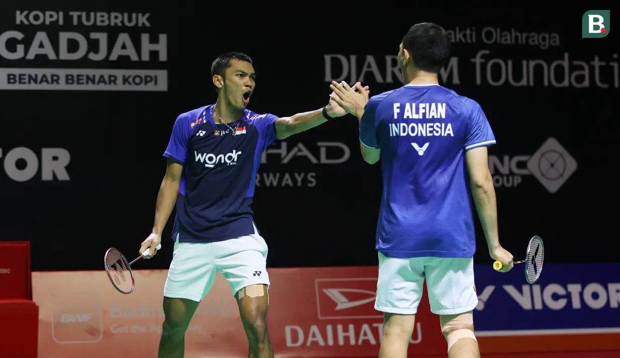 Ganda putra Indonesia, Fajar Alfian/Muhammad Fikri melakukan selebrasi setelah menaklukkan Leo Carnando/Bagas Maulana dalam babak 16 besar Indonesia Masters 2026 di Istora Senayan, Jakarta, Kamis (22/1/2026). (Bola.com/M Iqbal Ichsan)