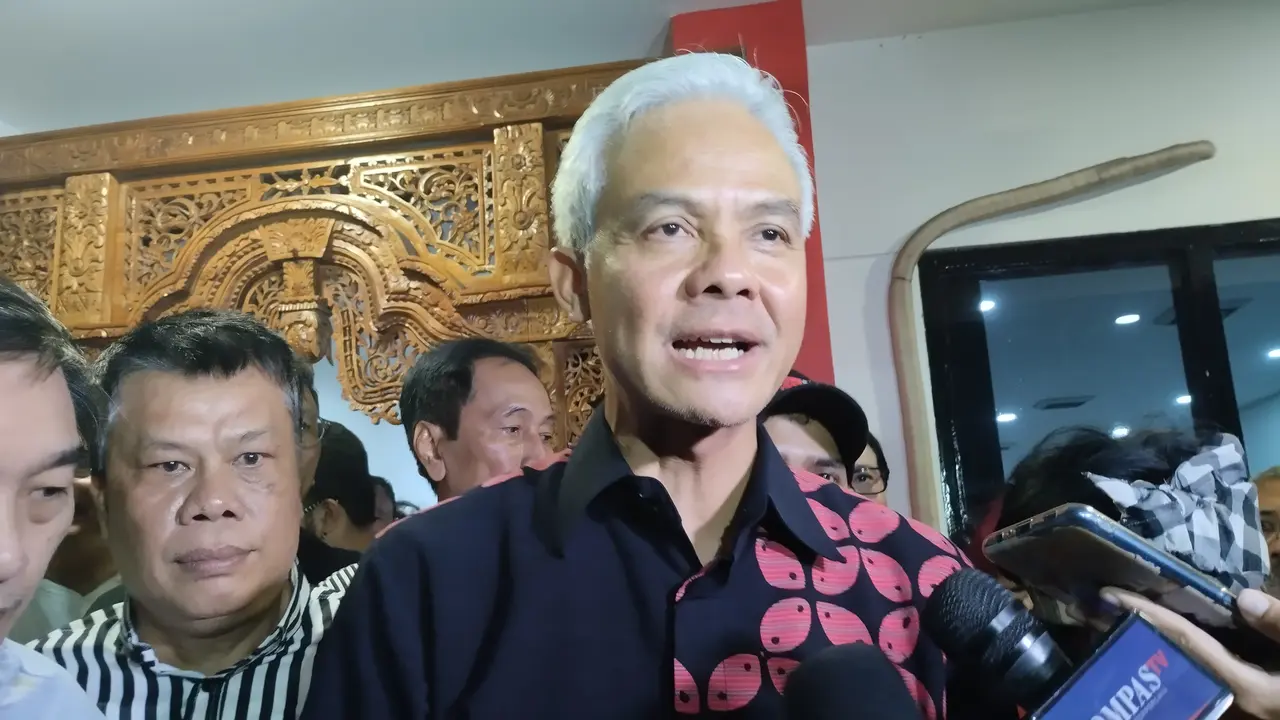 Bakal calon presiden dari PDI Perjuangan (PDIP) Ganjar Pranowo mengunjungi markas Aktivis 98 di Graha Pena Menteng, Jakarta Pusat.