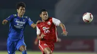 Striker Persija Jakarta, Taufik Hidayat (kanan) berebut bola dengan bek Persib Bandung, Achmad Jufriyanto dalam laga leg kedua final Piala Menpora 2021 di Stadion Manahan, Solo, Minggu (25/4/2021). (Bola.com/M Iqbal Ichsan)