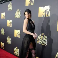 Seperti di foto ini, Kendall hadir di acara MTV Movue Awards dengan sangat elegan. Dress hitam yang menjuntai di bagian belakang dan terbuka di bagian depannya memperlihatkan kaki jenjangnya. (AFP/Emma McIntyre)