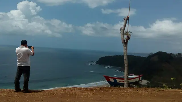 Melayang Menikmati Pantai Modangan di Malang yang Eksotis
