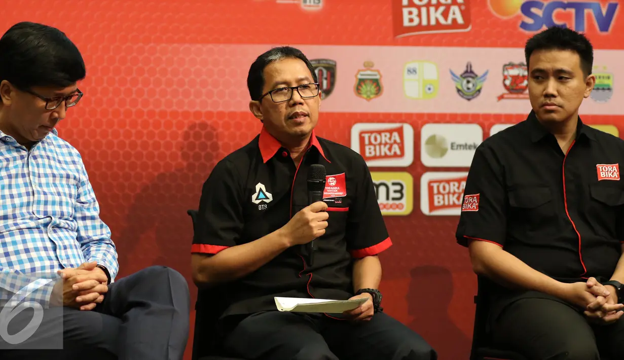 Direktur Utama PT Gelora Trisula Semesta, Joko Driyono memberikan keterangan kepada wartawan saat press conference Torabika Soccer Championship di Main Hall SCTV, Jakarta, Rabu (21/12). (Liputan6.com/Gempur M. Surya)