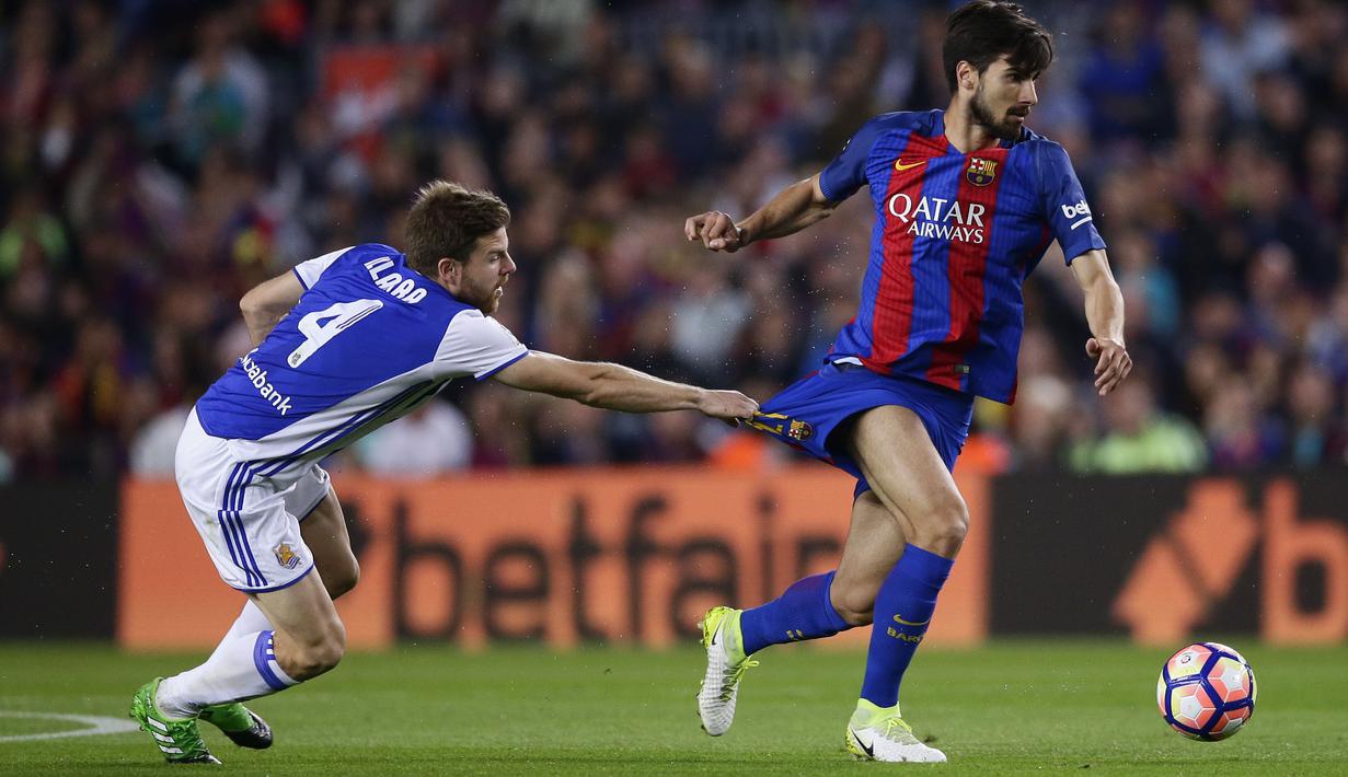 Pemain Real Sociedad, Asier Illarramendi menarik celana pemain Barcelona, Andre Gomes pada lanjutan La Liga di Camp Nou stadium in Barcelona, Spanyol, (15/4/2017). Barcelona menang 3-2.  (AP /Manu Fernandez)