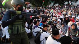 Mereka berkumpul untuk mengikuti Aksi Bela Palestina. (AP Photo/Tatan Syuflana)