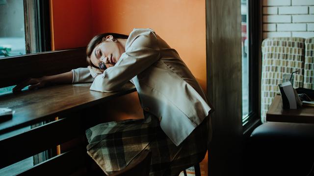 Ilustrasi tidur saat kerja, microsleep