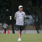 Pelatih Korea Selatan U-23, Kim Hak-bum saat memimpin sesi latihan tim di Lapangan ABC Senayan, Jakarta (20/6/2018). Indonesia akan melawan Korea pada laga uji coba 23 Juni 2018. (Bola.com/Nick Hanoatubun)