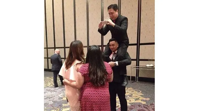 6 Potret Perjuangan Cowok Demi Foto Instagramable Ceweknya Ini Bikin Ngelus Dada