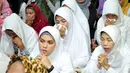 Sejumlah jamaah terlihat khusyuk mengikuti acara tahlilan 40 hari meninggalnya Olga Syhaputra di kediaman orang tua Olga di kawasan Duren Sawit, Jakarta, Rabu (6/5/2015). (Liputan6.com/Panji Diksana)