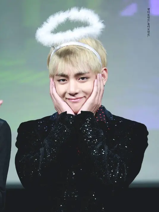 Memang sejak kecil V BTS sudah mempunyai wajah yang imut.  Tidak ada yang menyangkal jika v BTS punya wajah seperti malaikat. (Foto: koreaboo.com)