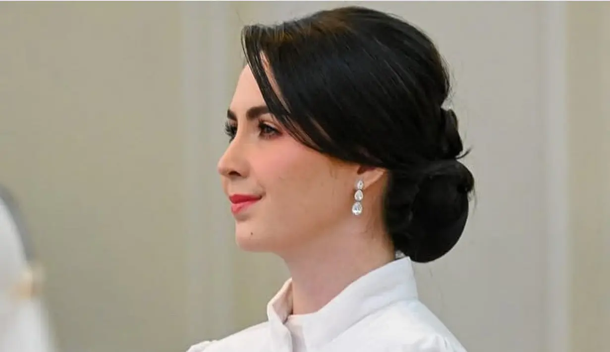 Kulit wajah putihnya dipoles blush on pink. Senada dengan warna lipstiknya, membuat tampilan lebih fresh.  [@arumibachsin_94]