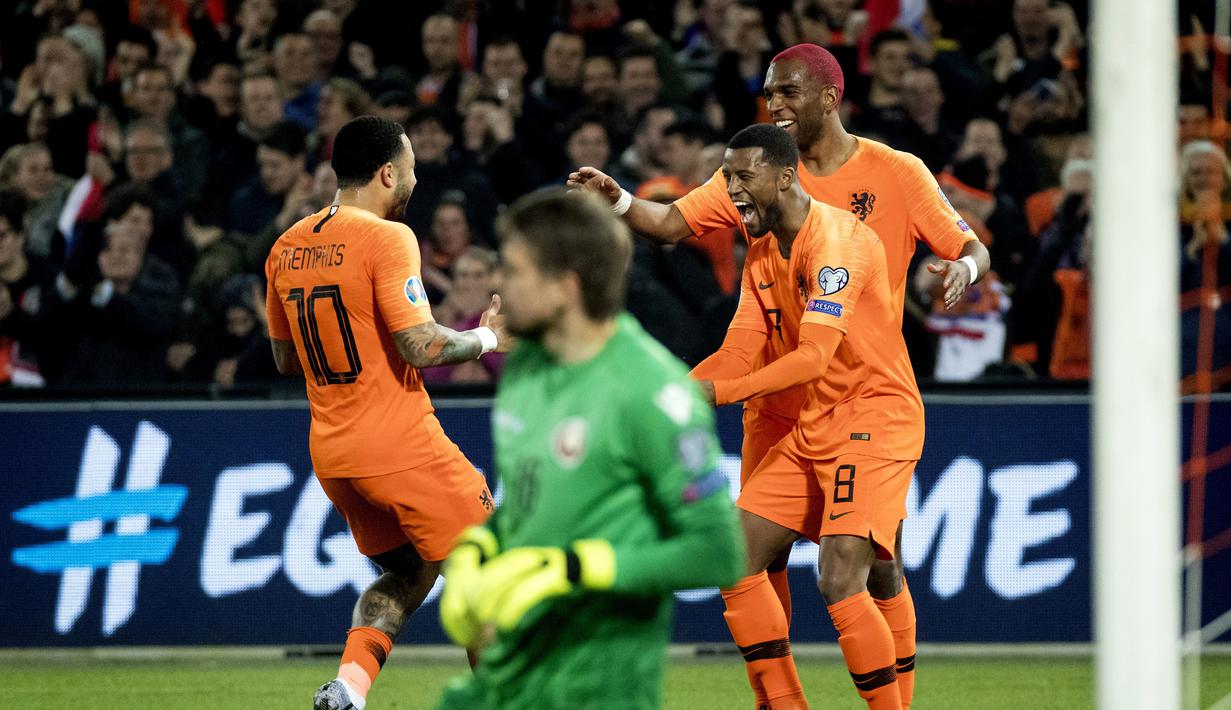 Selebrasi gol kedua Belanda lewat kaki Georgino Wijnaldum pada laga pembuka Grup C Kualifikasi Piala Eropa 2020 yang berlangsung di Stadion Faijenoord, Rotterdam, Jumat (22/2). Belanda menang 4-0 atas Belarusia. (AFP/Koen Van Weel)