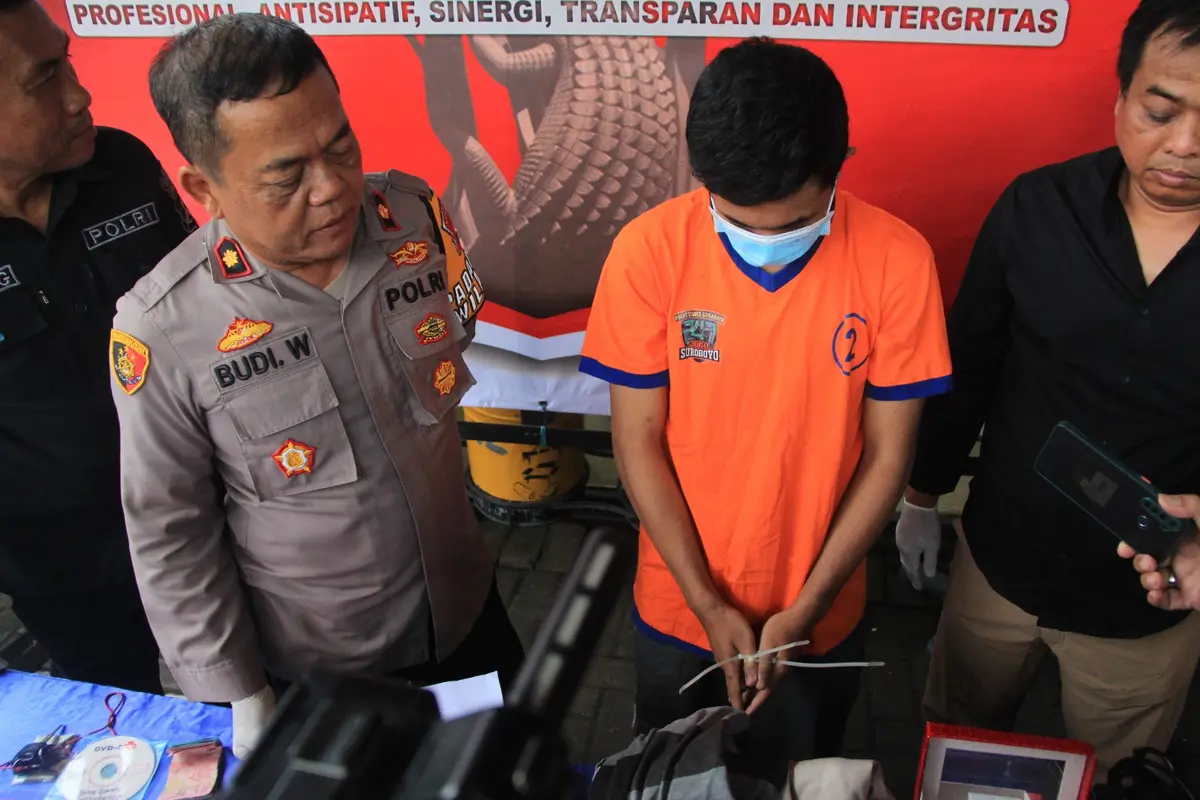 Pelaku pembobolan Indomaret saat diamankan di Polsek Jambangan Surabaya. (Dian Kurniawan/Liputan6.com)
