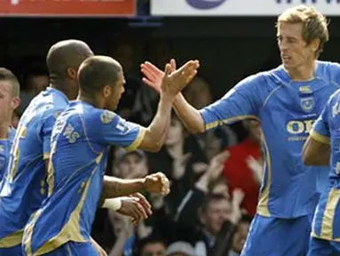 Portsmouth&#039;s striker Peter Crouch celebrates scoring his first goal during their Premier League match against Everton at Fratton Park in Portsmouth, on March 21, 2009. AFP PHOTO/Glyn Kirk