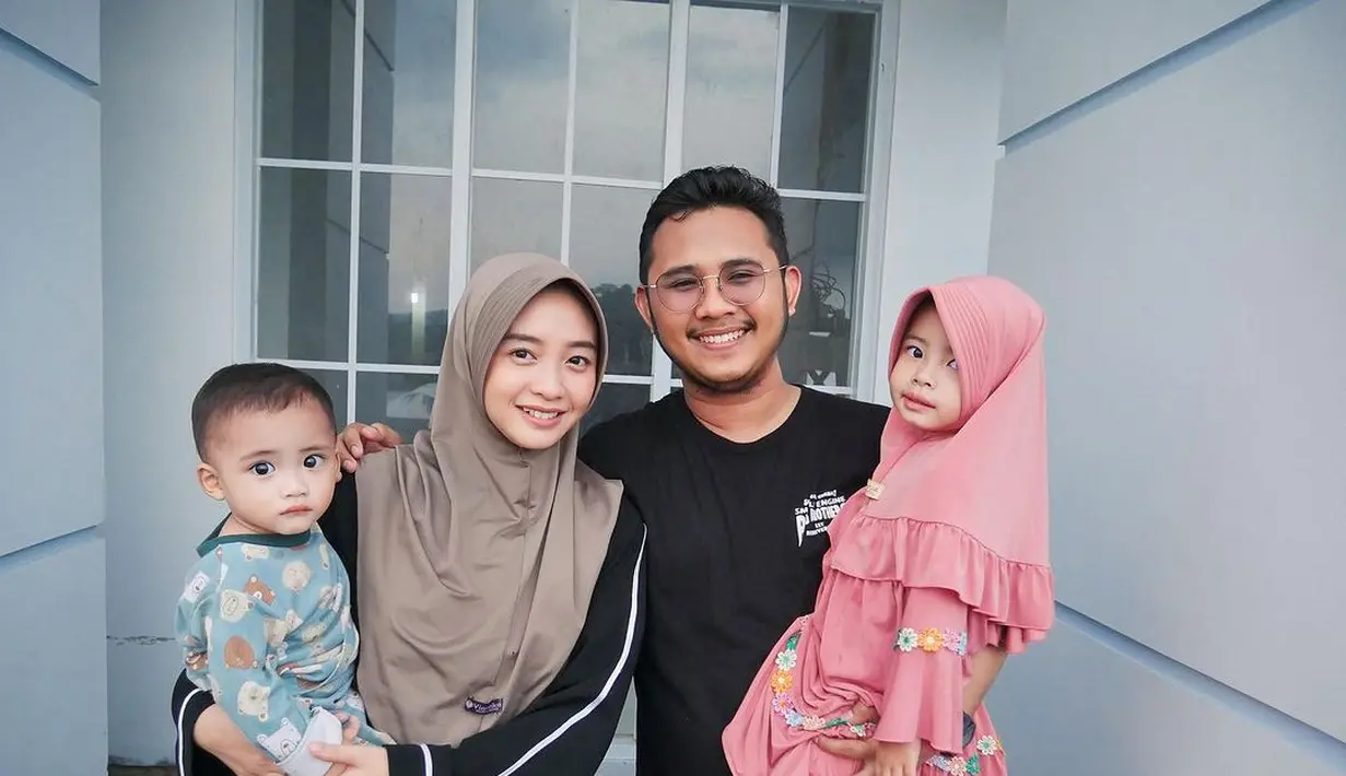 Ditengah kesibukannya yang padat sebagai istri, ibu dua anak dan mengurus bisnis, ia harus pintar membagi waktunya untuk menyelesaikan pendidikannya.  [Instagram/eganoviantika_98]