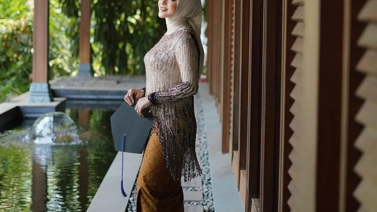 6 Potret Anggun Margin Wieheerm Kenakan Kebaya Full Payet saat Wisuda, Resmi Jadi Sarjana Hukum