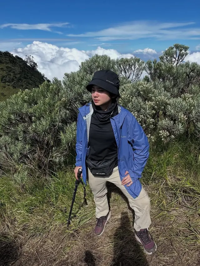 Tissa Biani saat Naik Gunung Merbabu Sambil Tanam Pohon. [@tissabiani]
