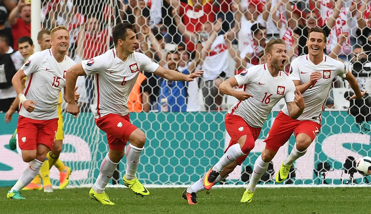 Ekspresi Jakub Blaszczykowski setelah mencetak gol ke gawang Ukraina pada laga terakhir Grup C Piala Eropa 2016 di Stade Velodrome, Marseille, Selasa (21/6/2016). (AFP/Anne-Christine Poujoulat)