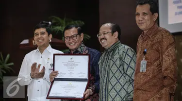 (Ki-Ka) Menteri PANRB Yuddy Chrisnandi, Sekretaris Kabinet Pramono Anung, Ketua Ombudsman RI Amzulian Rifai, Deputi Bidang Pencegahan KPK Pahala Nainggolan saat acara Pencanangan Pembangunan Zona Integritas, Jakarta (29/3). (Liputan6.com/Faizal Fanani)