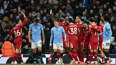 Pemain depan Liverpool, Mohamed Salah bersama rekan setimnya merayakan gol pembuka keunggulan atas Manchester City pada lanjutan Premier League 2024/2025 di Etihad Stadium, Manchester, Inggris, pada 23 Februari 2025. (Paul ELLIS/AFP)