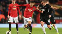 Bek AZ Alkmaar, Stijn Wuytens, berebut bola dengan gelandang Manchester United, Andreas Pereira, pada laga Liga Europa di Stadion Old Trafford, Manchester, Rabu (12/12). MU menang 4-0 atas AZ. (AFP/Lindsey Parnaby)
