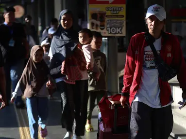 Hari Raya Idul Fitri Kian Dekat, Ribuan Pemudik Padati Stasiun Pasar Senen Jakarta