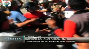 Ratusan massa yang terdiri dari sopir angkot dan tukang becak lakukan sweeping terhadap angkutan online di Cirebon, Jawa Barat. 