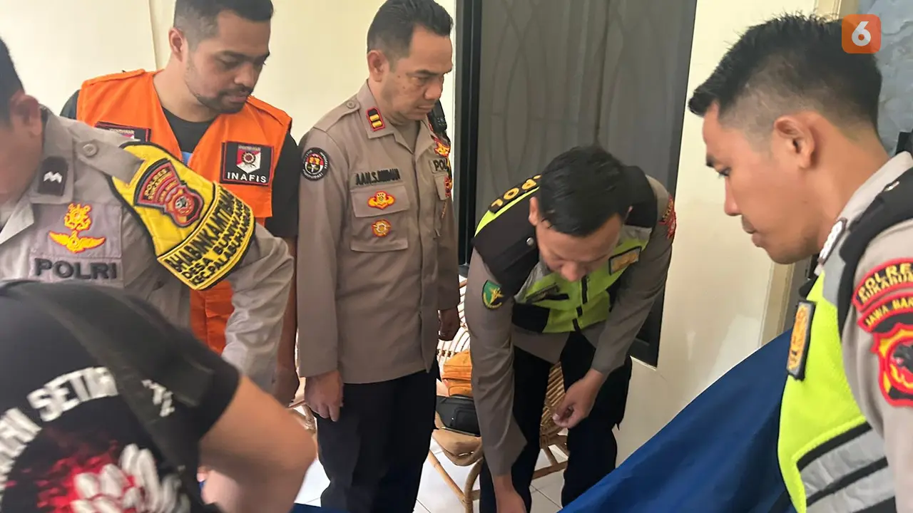 Tim Inafis Satreskrim Polres Sukabumi saat mengevakuasi jasad pria korban pembunuhan di Pelabuhanratu, Kabupaten Sukabumi (Liputan6.com/Fira Syahrin).