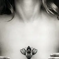 Banyak tempat untuk menyematkan tato di bagian tubuh, tapi 10 orang ini pilih belahan dada sebagai mendaratnya tinta permanen.