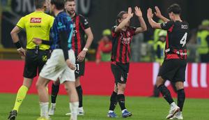 Kemenangan ini membuat Rossoneri, memangkas defisit poin dari Inter Milan menjadi tujuh poin dan bertengger di posisi dua klasemen. Tampak dalam foto, pemain AC Milan, Luka Modric dan Samuele Ricci merayakan kemenangan setelah pertandingan pekan ke-28 Serie A Italia 2025/2026 melawan Inter Milan, di Stadion San Siro, Minggu 8 Maret 2026 waktu setempat atau Senin (9/3/2026) dini hari WIB. (AP Photo/Antonio Calanni)