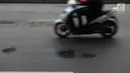 Pengendara motor melintas menghindari jalan berlubang di Jalan Gunung Sahari, Jakarta, Selasa (9/4). Meskipun sudah dilakukan penambalan, jalan raya tersebut sering rusak akibat beban kendaraan yang melintas di atasnya dan intensitas hujan yang belakangan ini cukup tinggi. (merdeka.com/Imam Buhori)