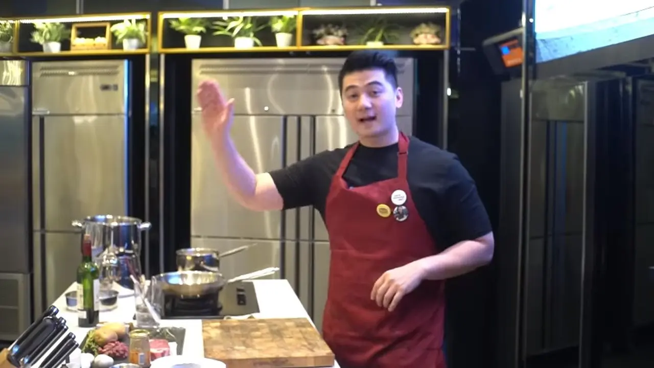 6 Potret Chef Arnold saat Ngajar Masak Buat Crazy Rich Surabayans