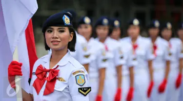 Precision Walking Korps Wanita Angkatan Laut (Kowal) bersiap mengikuti upacara peringatan HUT ke-53 Kowal di Markas Kolinlamil, Jakarta, Selasa (5/1). (Liputan6.com/Faizal Fanani)