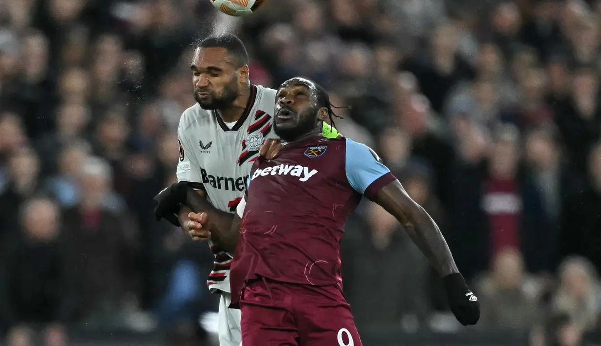 <p>West Ham membuka keunggulan melalui gol Michail Antonio sebelum Leverkusen mencetak gol balasan berkat Jeremie Frimpong. (Ben Stansall / AFP)</p>