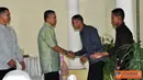Citizen6, Surabaya: Dalam memperingati Idul Fitri 1432 Hijriah, Komandan Pasmar-1 Brigadir Jenderal TNI A Faridz Washington, menggelar Open House di kediaman Danpasmar-1, Jalan Embong Kenongo, Surabaya, Jawa Timur, Kamis (1/9). (Pengirim: Budi Abdillah)