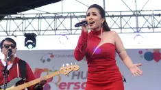 Vokalis grup band Geisha, Momo saat tampil memeriahkan HUT Bersama O Channel dengan Jalasenastri TNI AL di Stadion Bola Mini Pasmar 2, Cilandak, Jakarta, Minggu (20/8). Acara dihadiri ratusan parjurit TNI AL. (Liputan6.com/Helmi Fithriansyah)