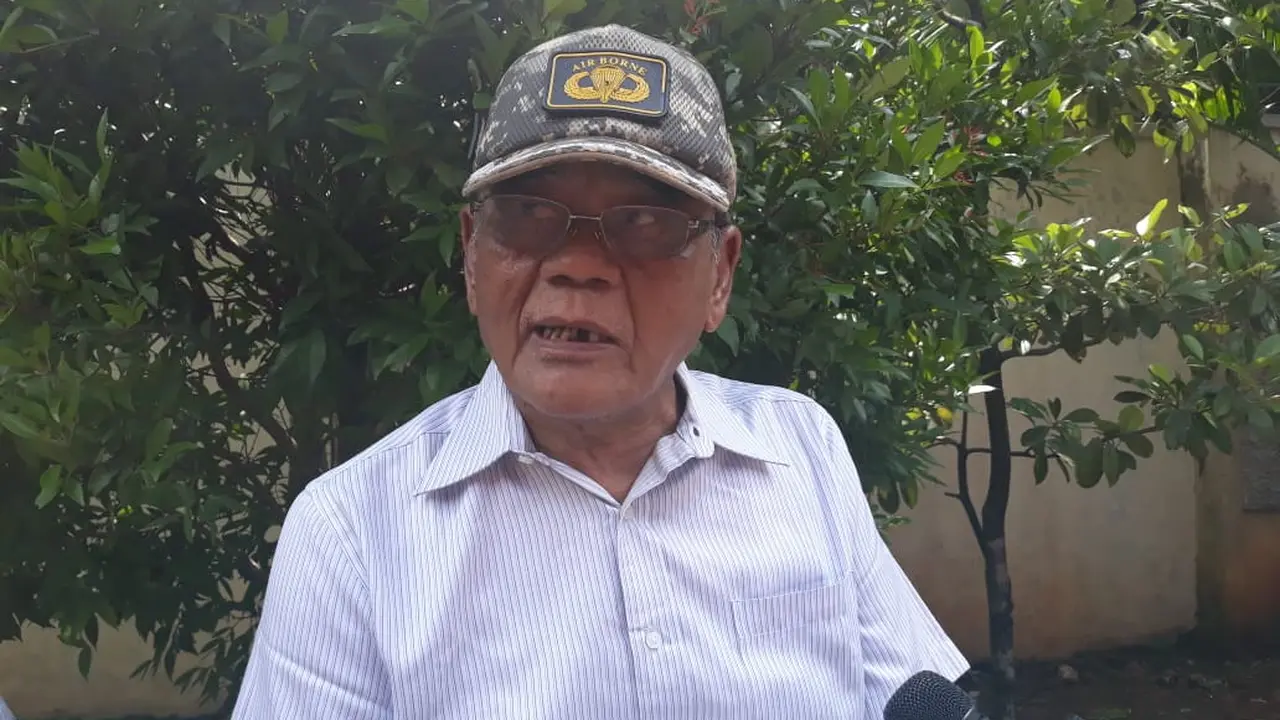 Pensiunan RPKAD Solihin (72) rela mengantri di bawah terik untuk menggunakan hak pilihnya pada Tempat Pemilihan Suara (TPS) 56 SDN Baru 02. Liputan6.com/Pebrianto Eko