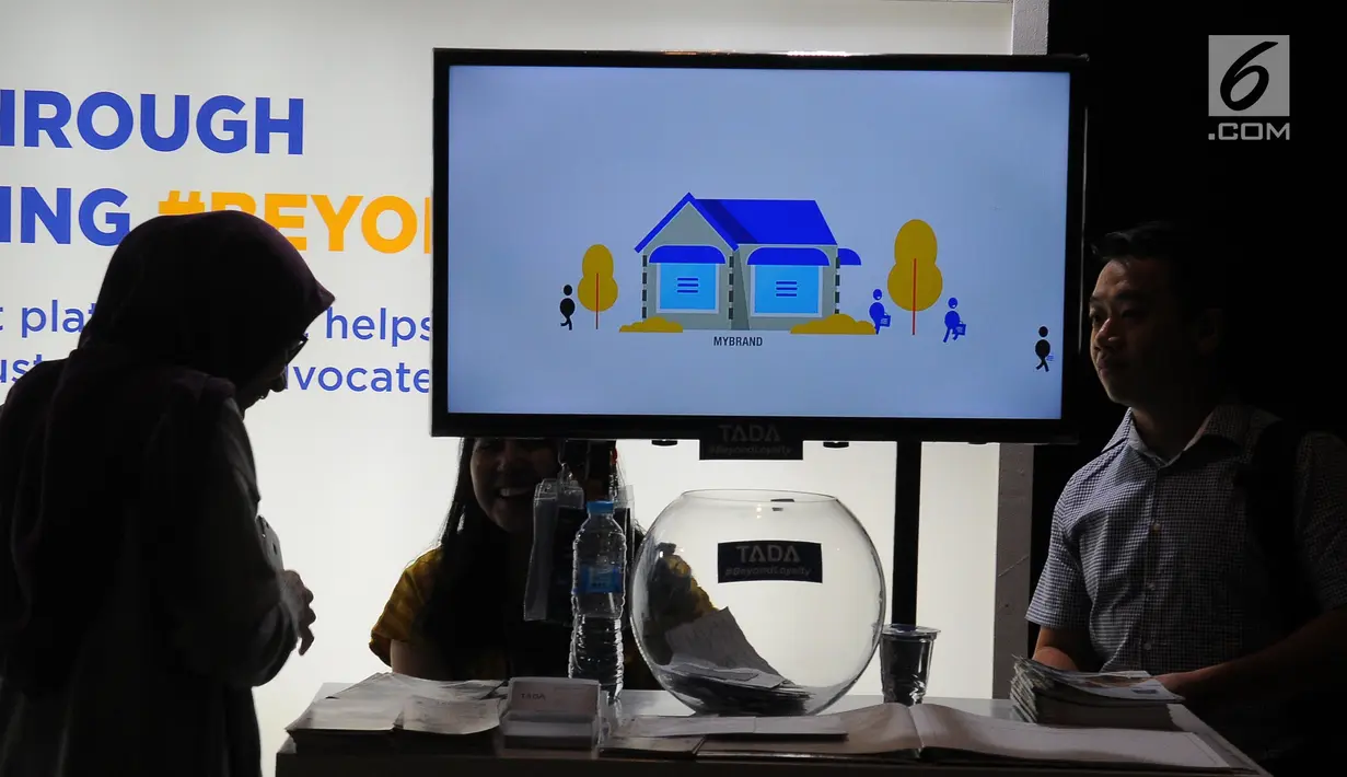 Pengunjung mengunjungi salah satu stan pameran ivent Mekari di Jakarta, Kamis (25/4). Bank Mandiri berharap dapat memperkuat kapasitas UKM dalam mengembangkan bisnis melalui pemanfaatan teknologi digital. (Liputan6.com/Angga Yuniar)