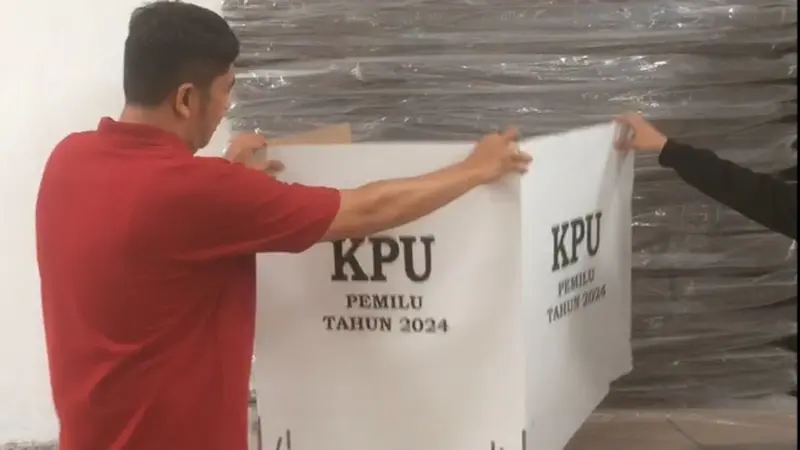 Petugas memperlihatkan logistik Pemilu 2024 berupa kotak suara yang baru saja diterima dari KPU Riau.