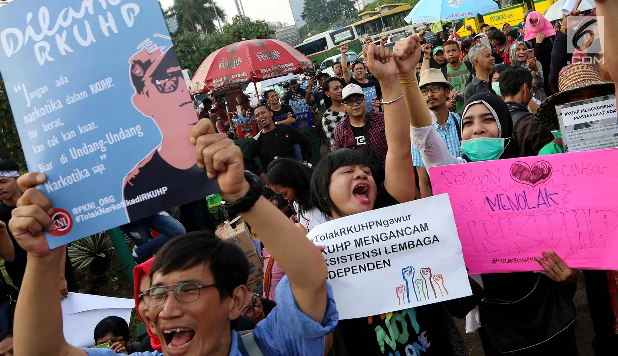 Masyarakat dari "Aliansi Masyarakat Sipil Tolak Rancangan KUHP" melakukan demontrasi di depan Gedung MPR/DPR, Jakarta, Senin (12/2). Mereka menolak RUU KUHP karena dianggap tidak demokratis. (Liputan6.com/Johan Tallo)