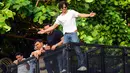 Shah Rukh Khan memberikan isyarat kepada para penggemar pada perayaan ulang tahunnya ke-54 dari balkon rumah King of Bollywood itu di Mumbai, Sabtu (2/11/2019). Seperti biasa, Shahrukh melakukan 'ritual' tahunan dengan menyapa para fans yang sudah berkumpul. (Sujit Jaiswal/AFP)