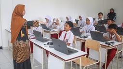 Kementerian Sosial (Kemensos) menggelar simulasi kegiatan belajar mengajar Sekolah Rakyat hari ini, Rabu (9/7/2025). Simulasi dilakukan di Sentra Handayani, Jakarta Timur. (merdeka.com/Arie Basuki)