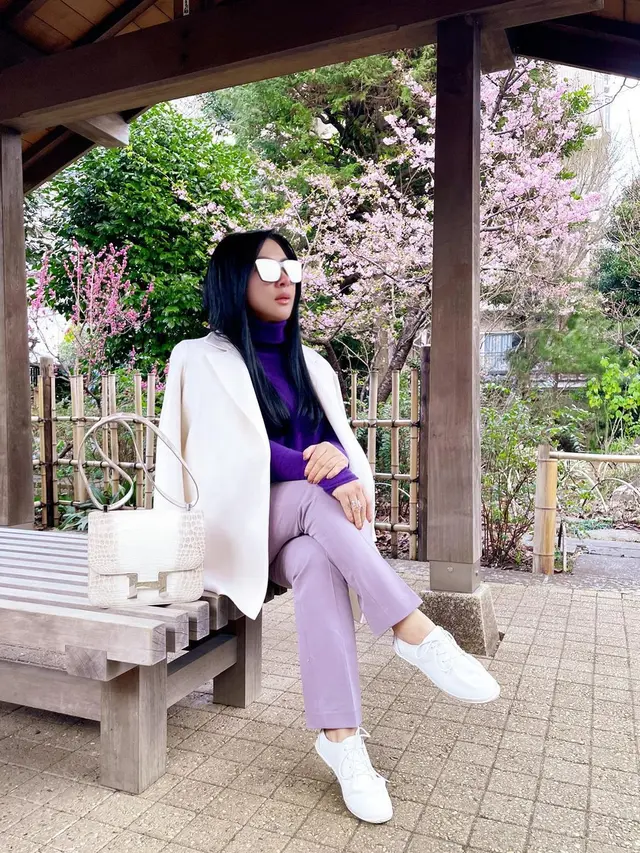 6 Potret Syahrini Menikmati Musim Semi di Jepang, Tetap Stylish