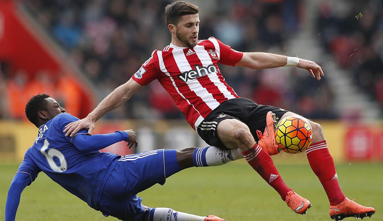 5. Bek Chelsea, Baba Rahman, berebut bola dengan gelandang Southampton, Shane Long, pada laga Liga Premier Inggris di Stadion St Mary, Sabtu (27/2/2016). Southampton takluk dari Chelsea 1-2. (Reuters/John Sibley)