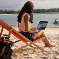 Ilustrasi holiday burnout, bekerja saat liburan. (Image by Freepik)