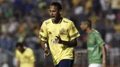Pemain Brasil, Neymar, merayakan gol yang dicetak saat laga amal di Stadion Pacaembu, Brasil, Jumat (23/12/2016). Bintang Barcelona ini bersama sejumlah atlet Brasil menggelar pertandingan guna mengenang tragedi Chapecoense. (AFP/Miguel Schincariol)