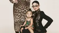 Putri Kylie Jenner, Stormi Webster baru berusia 17 bulan saat tampil di sampul majalah Harper's Bazaar Arabia. (dok. Instagram @kyliejenner/https://www.instagram.com/p/BzYbzDQH5m4/Dinny Mutiah)